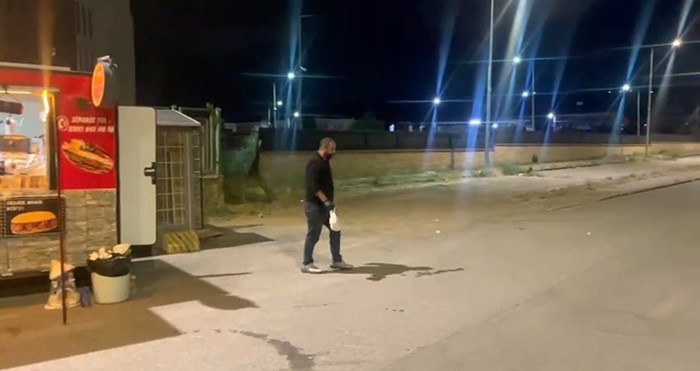 Sivas’ta kokoreçcinin müdavimi tilki, bazen orada yiyor bazen de ’paket yaptırıyor’