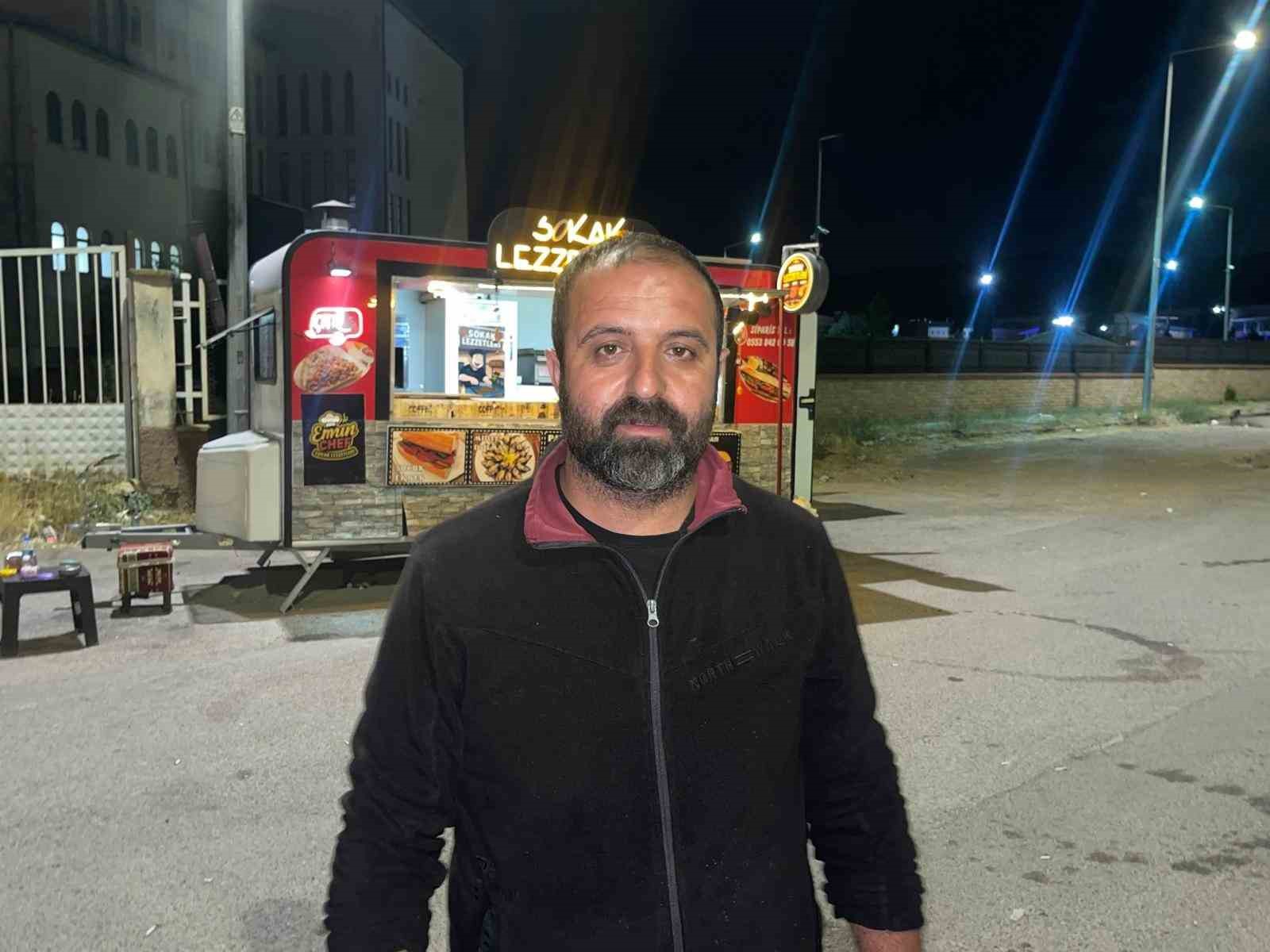 Sivas’ta kokoreçcinin müdavimi tilki, bazen orada yiyor bazen de ’paket yaptırıyor’