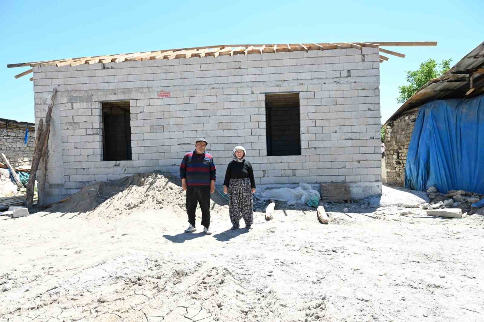 Yangında yuvalarını kaybeden yaşlı çifte yardım eli
