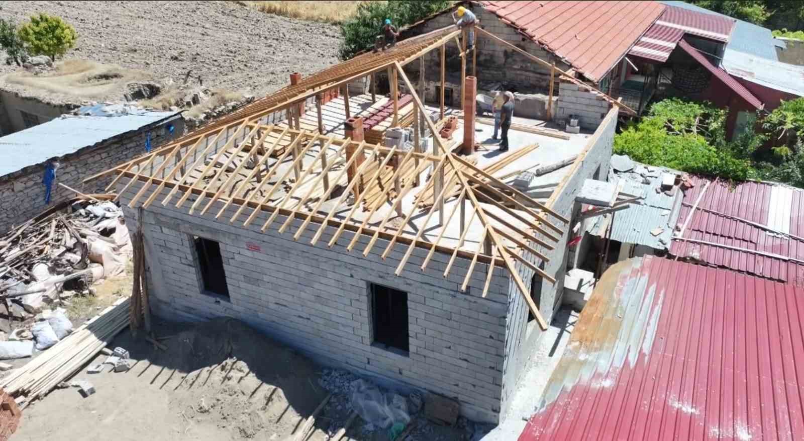 Yangında yuvalarını kaybeden yaşlı çifte yardım eli