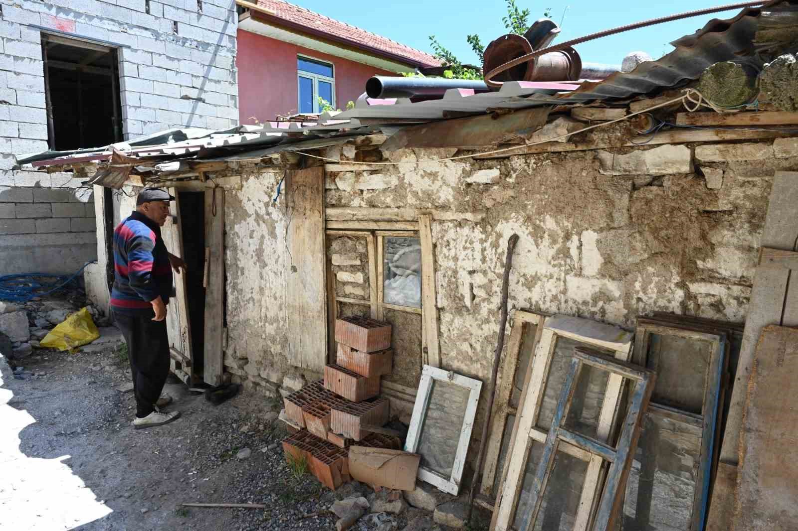 Yangında yuvalarını kaybeden yaşlı çifte yardım eli