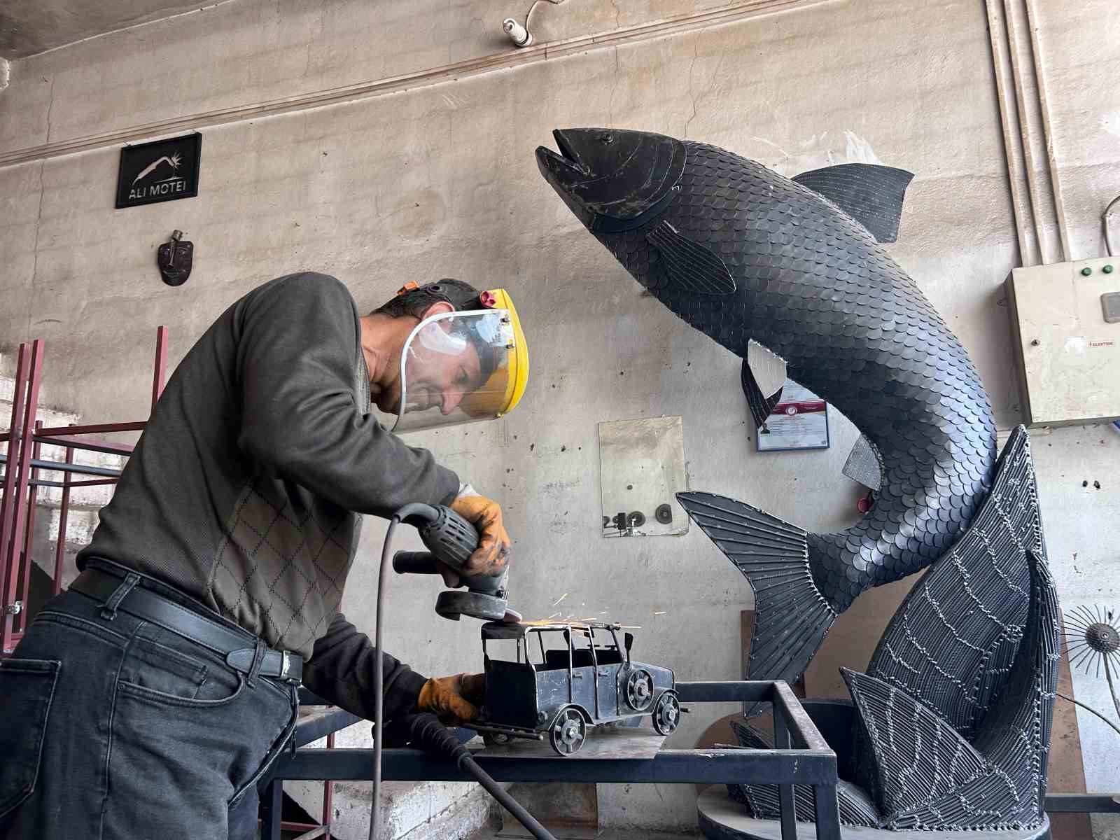 İranlı sanatçı atık metalden inci kefali tasarladı