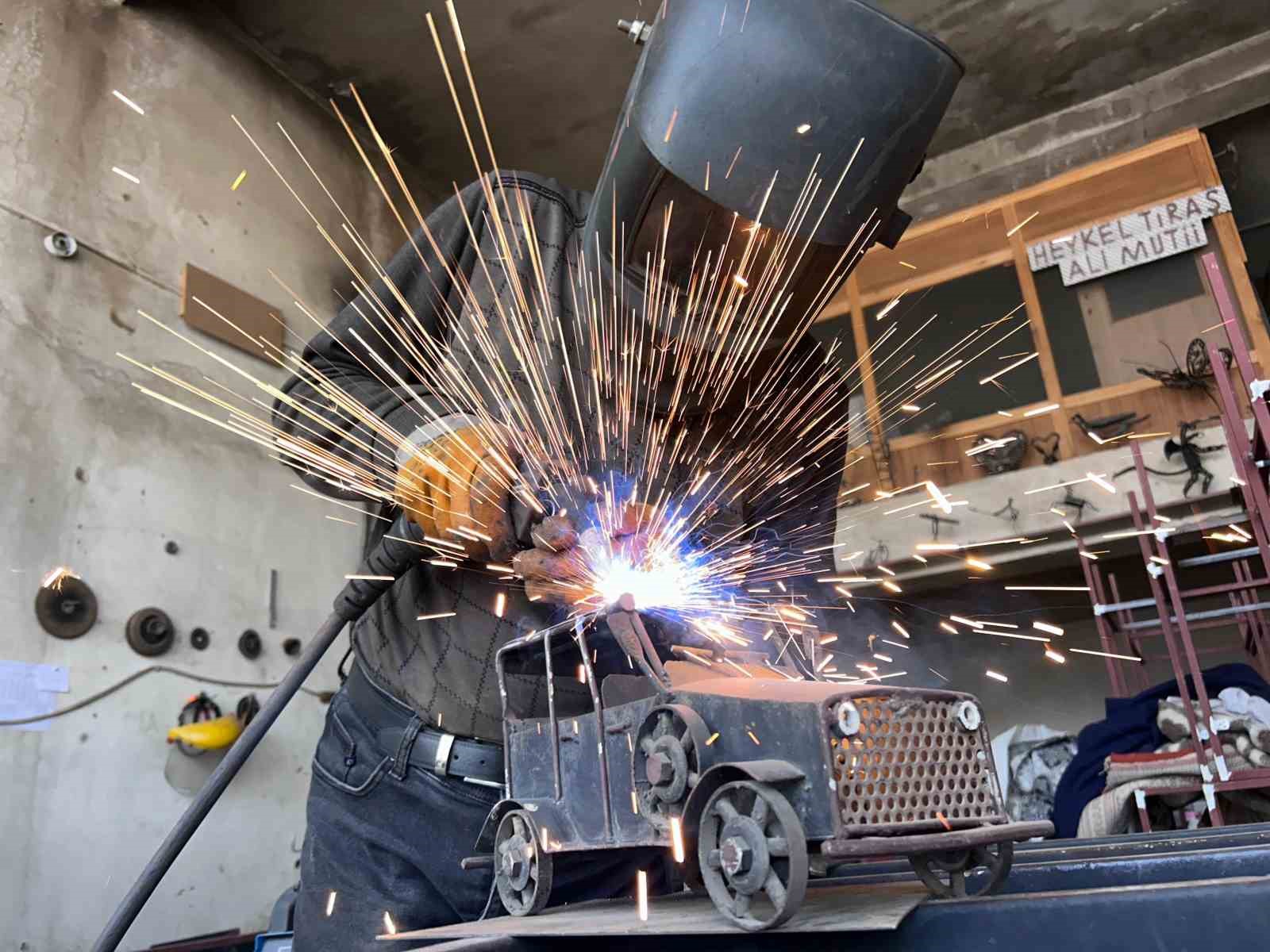 İranlı sanatçı atık metalden inci kefali tasarladı