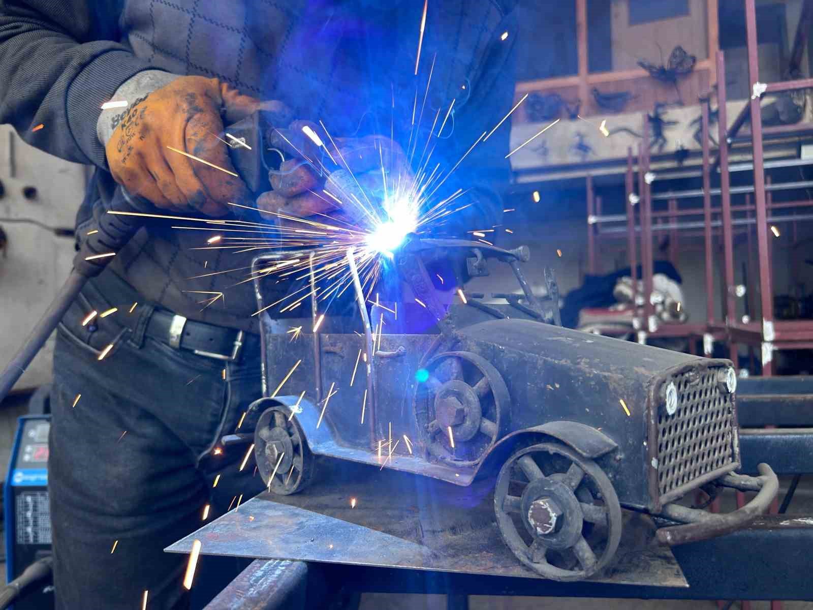 İranlı sanatçı atık metalden inci kefali tasarladı