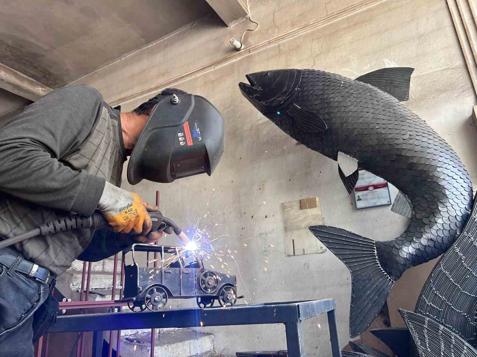 İranlı sanatçı atık metalden inci kefali tasarladı