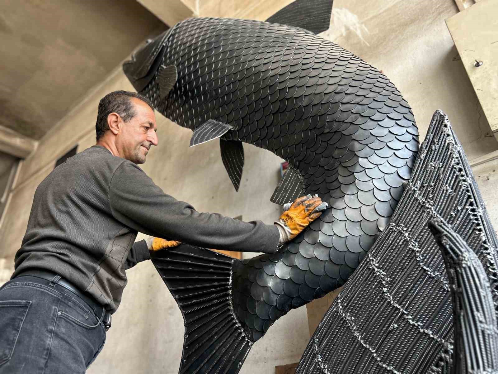 İranlı sanatçı atık metalden inci kefali tasarladı