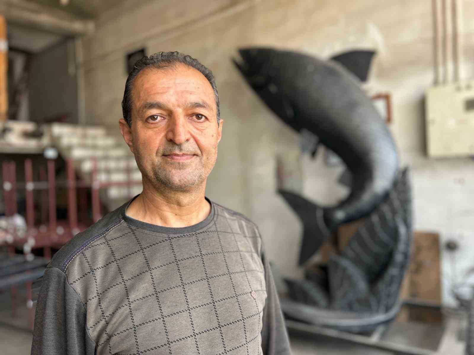 İranlı sanatçı atık metalden inci kefali tasarladı