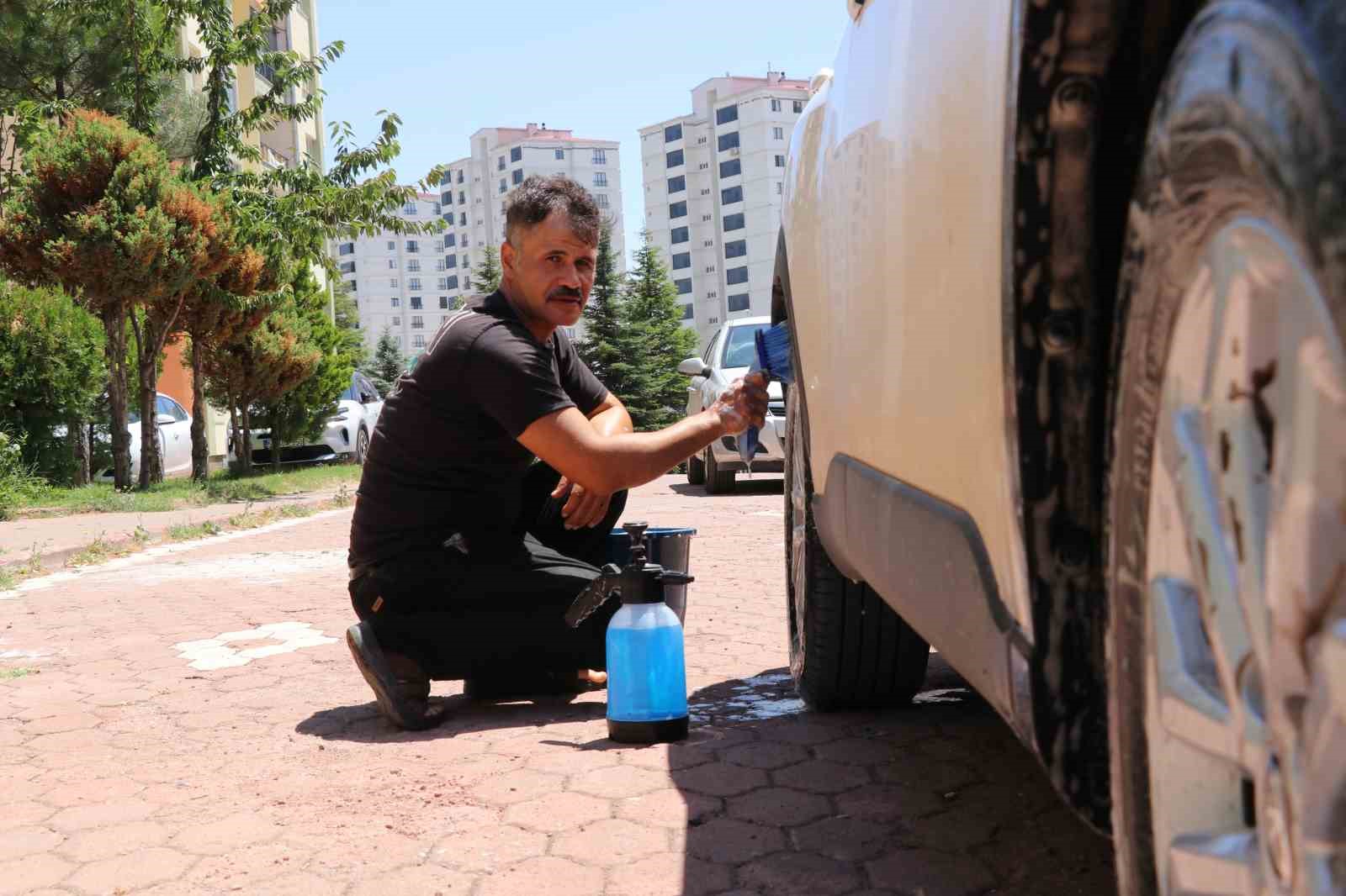 Dükkanını yanında taşıyor, kapı kapı gezerek araba yıkıyor