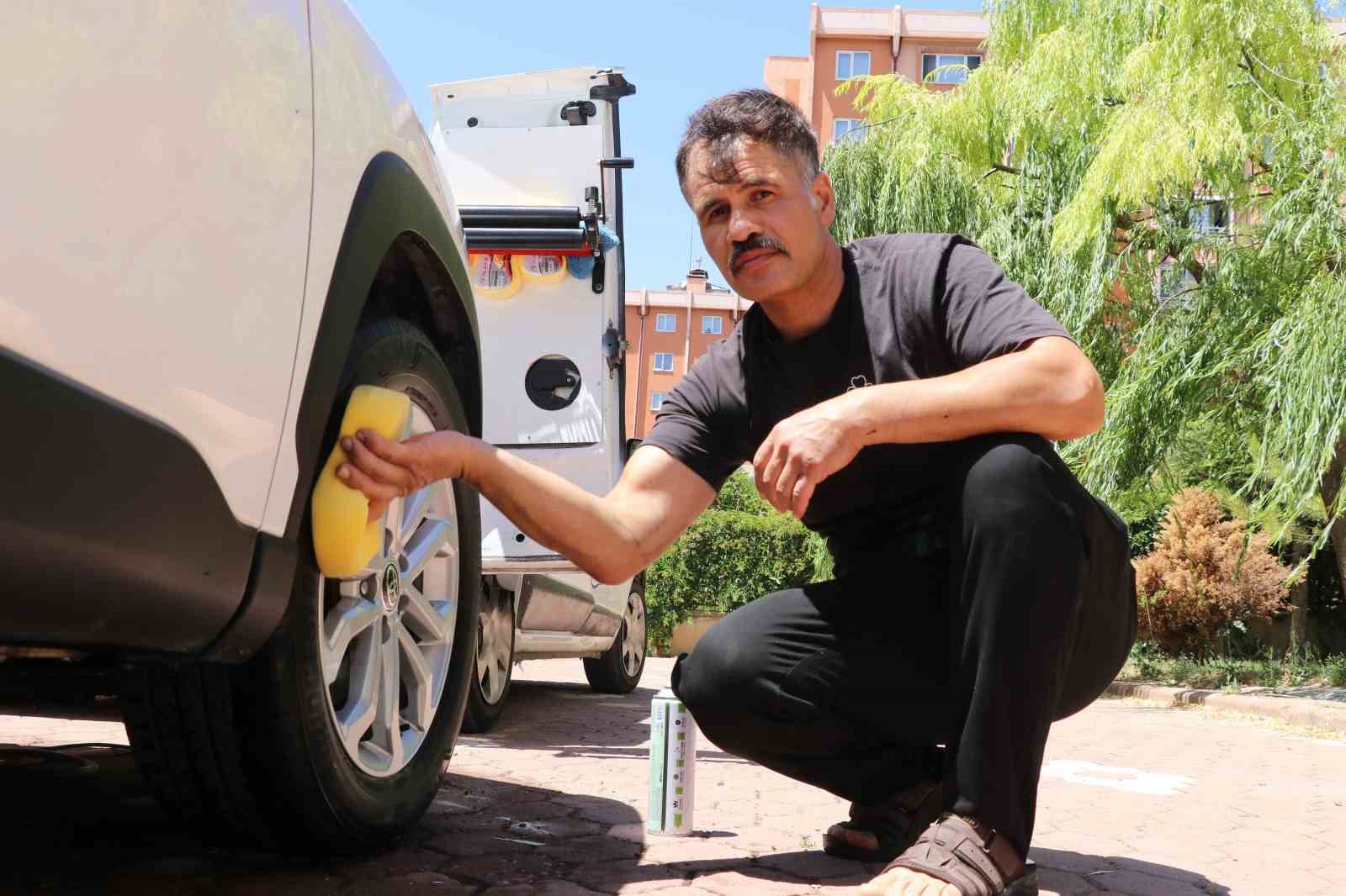 Dükkanını yanında taşıyor, kapı kapı gezerek araba yıkıyor