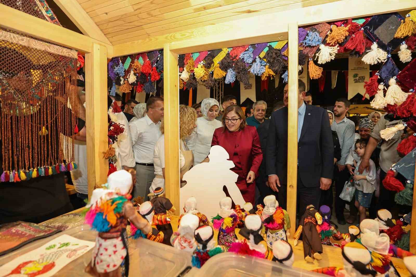 Hemşeri Dernekleri Festivali renkli görüntülerle açıldı