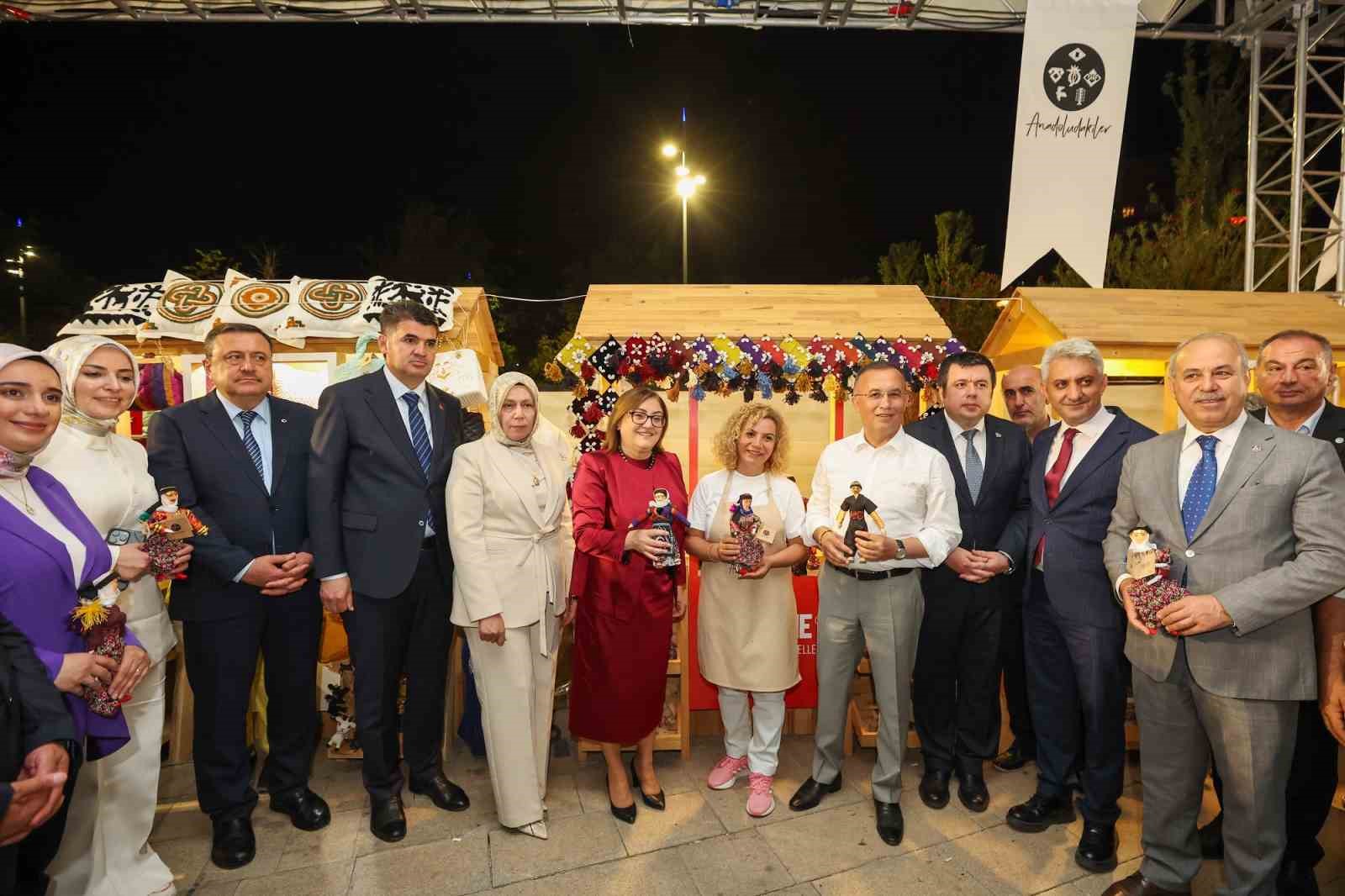Hemşeri Dernekleri Festivali renkli görüntülerle açıldı