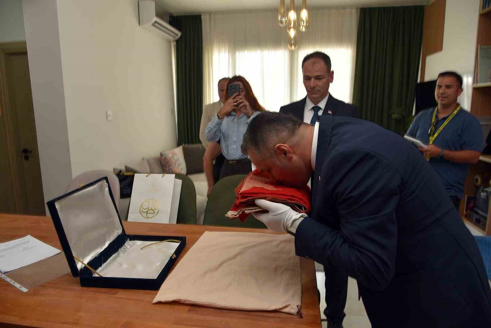 Mehmetçiğin cephede taşıdığı Türk bayrağı, konservasyon için Türkiye’ye gönderiliyor