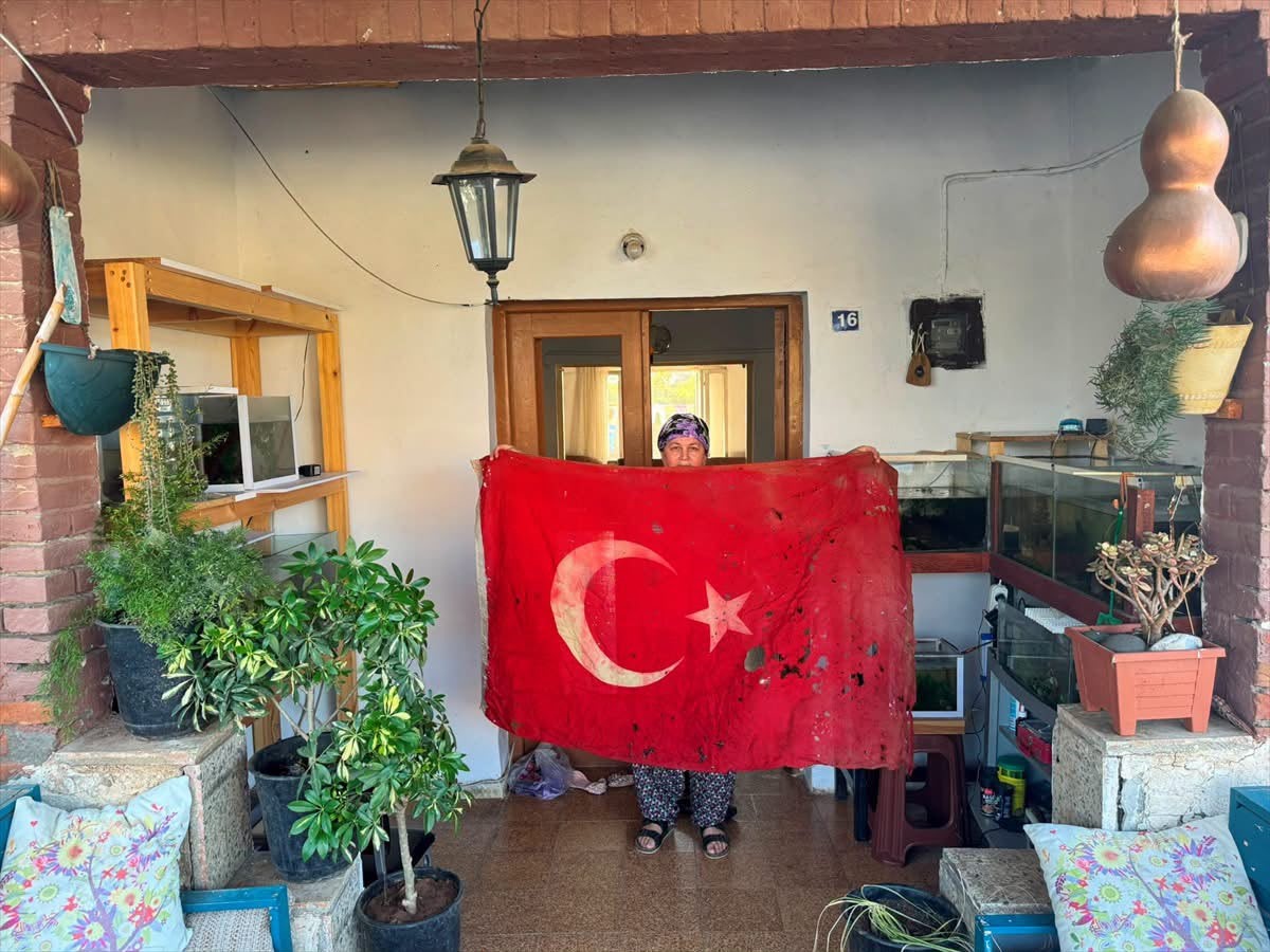 Mehmetçiğin cephede taşıdığı Türk bayrağı, konservasyon için Türkiye’ye gönderiliyor