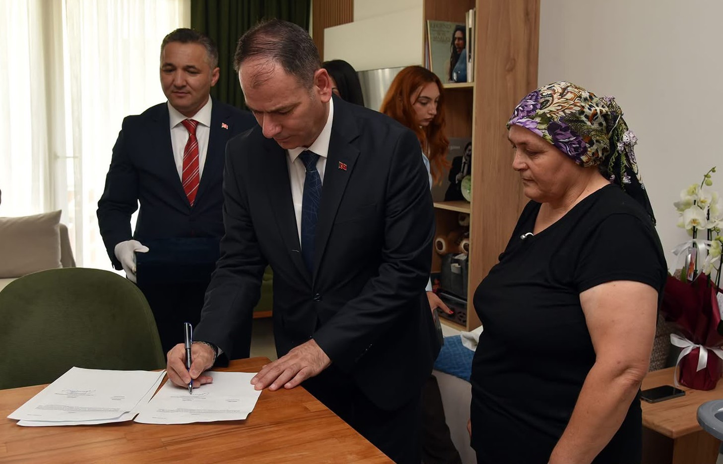Mehmetçiğin cephede taşıdığı Türk bayrağı, konservasyon için Türkiye’ye gönderiliyor