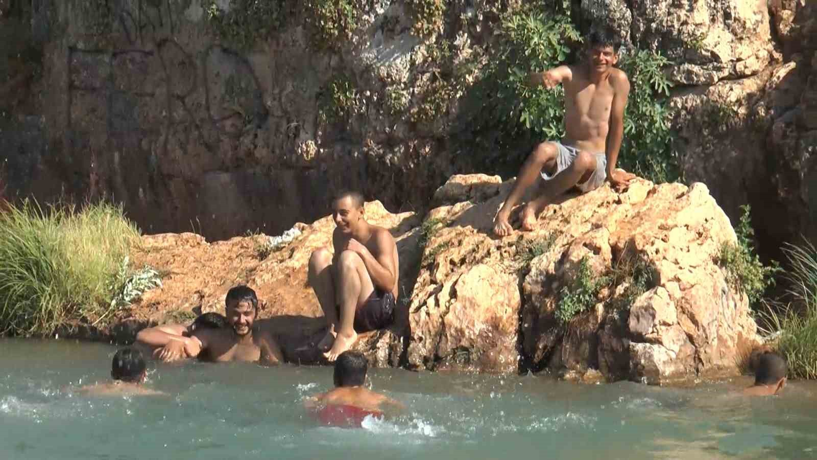 Gaziantep’te sıcaktan bunalan gençler Sıtma Pınar Çayı’na akın etti