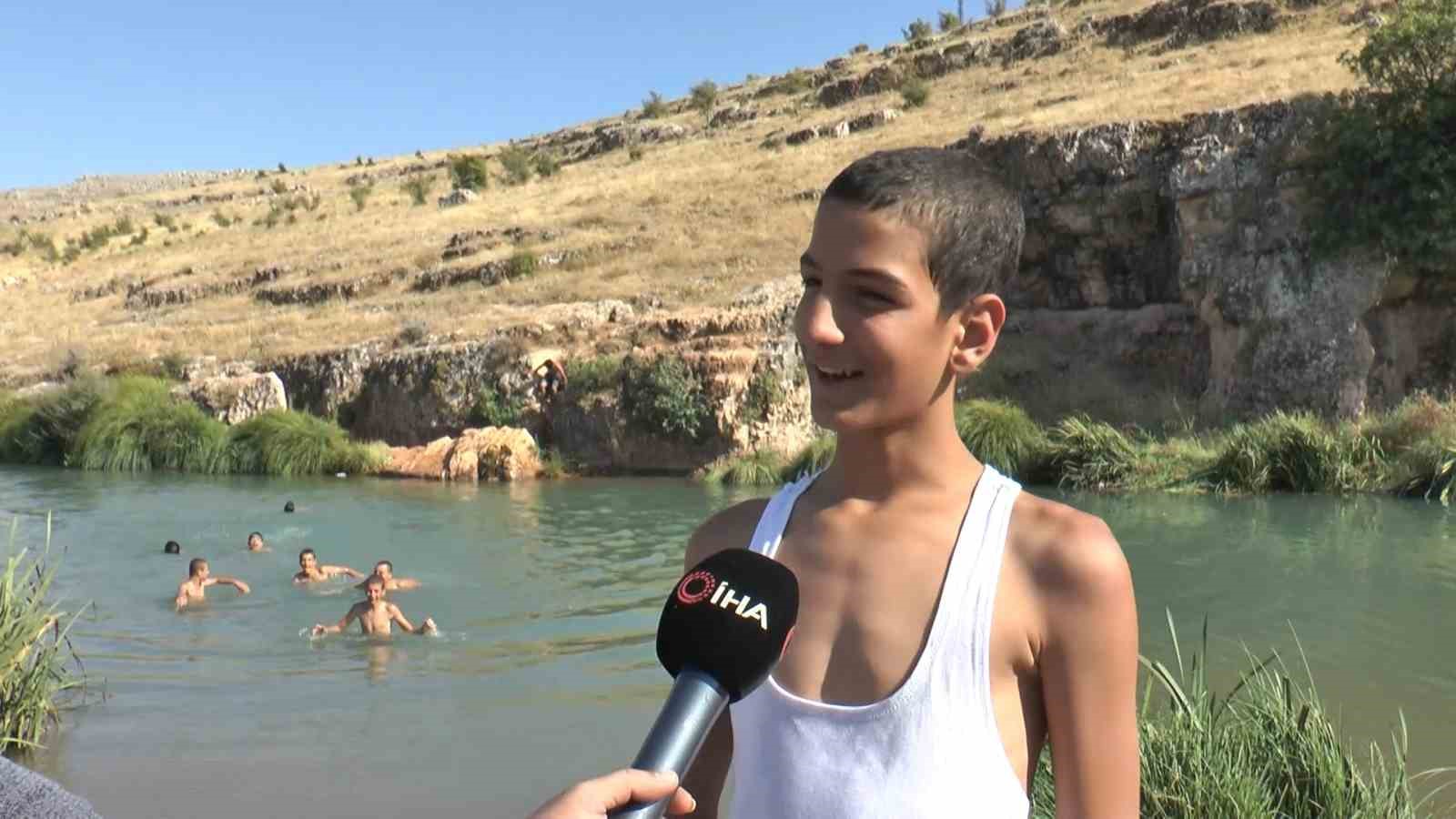 Gaziantep’te sıcaktan bunalan gençler Sıtma Pınar Çayı’na akın etti