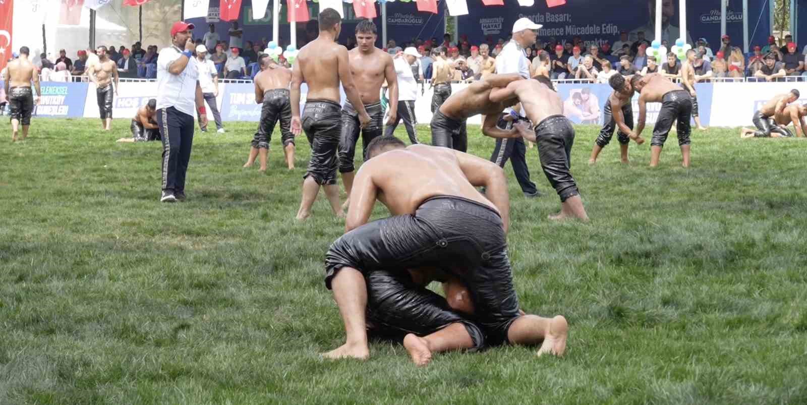 Arnavutköy’de ata sporu heyecanı: 11. Geleneksel Yağlı Güreşler Dursunköy’de düzenlendi