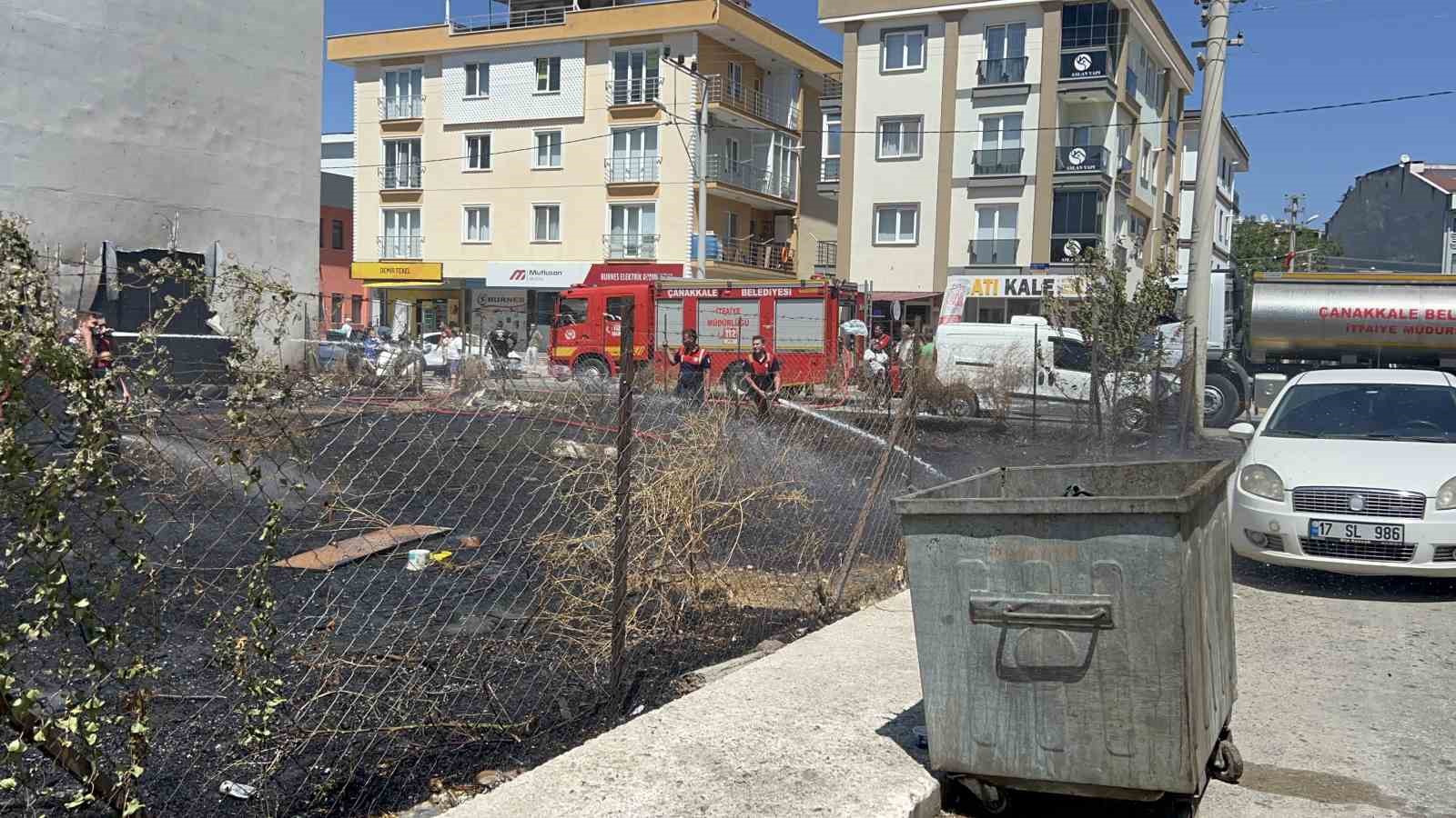 Çanakkale’de ev ve arabalar yanmaktan son anda kurtuldu