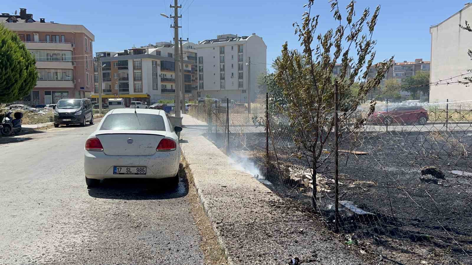Çanakkale’de ev ve arabalar yanmaktan son anda kurtuldu