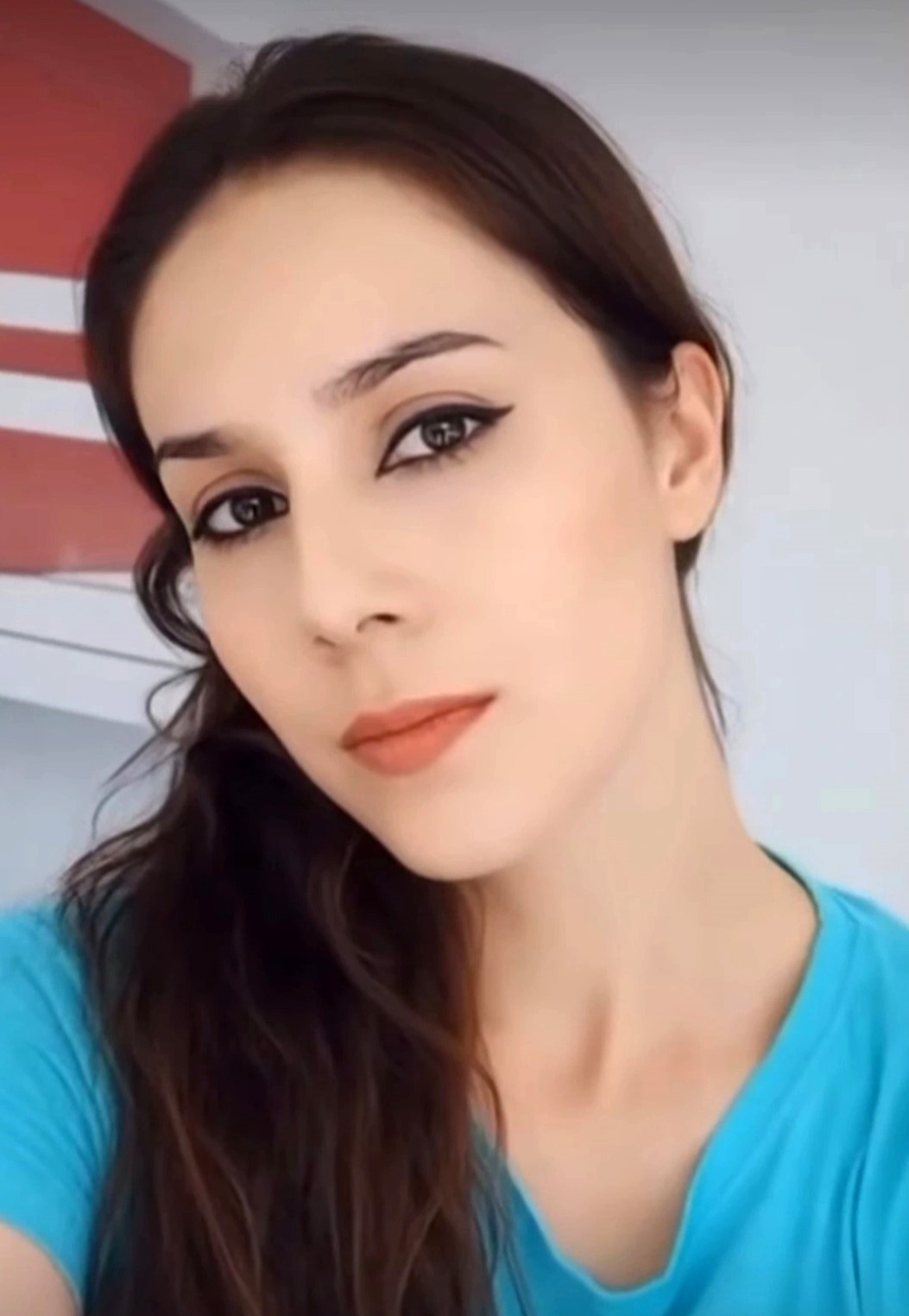 "Bana satır fotoğrafları gönderiyorlar" diyerek tehdit edildiğini söyledi: "Kardeşimi tandırda yaktılar, beni susturamayacaklar"