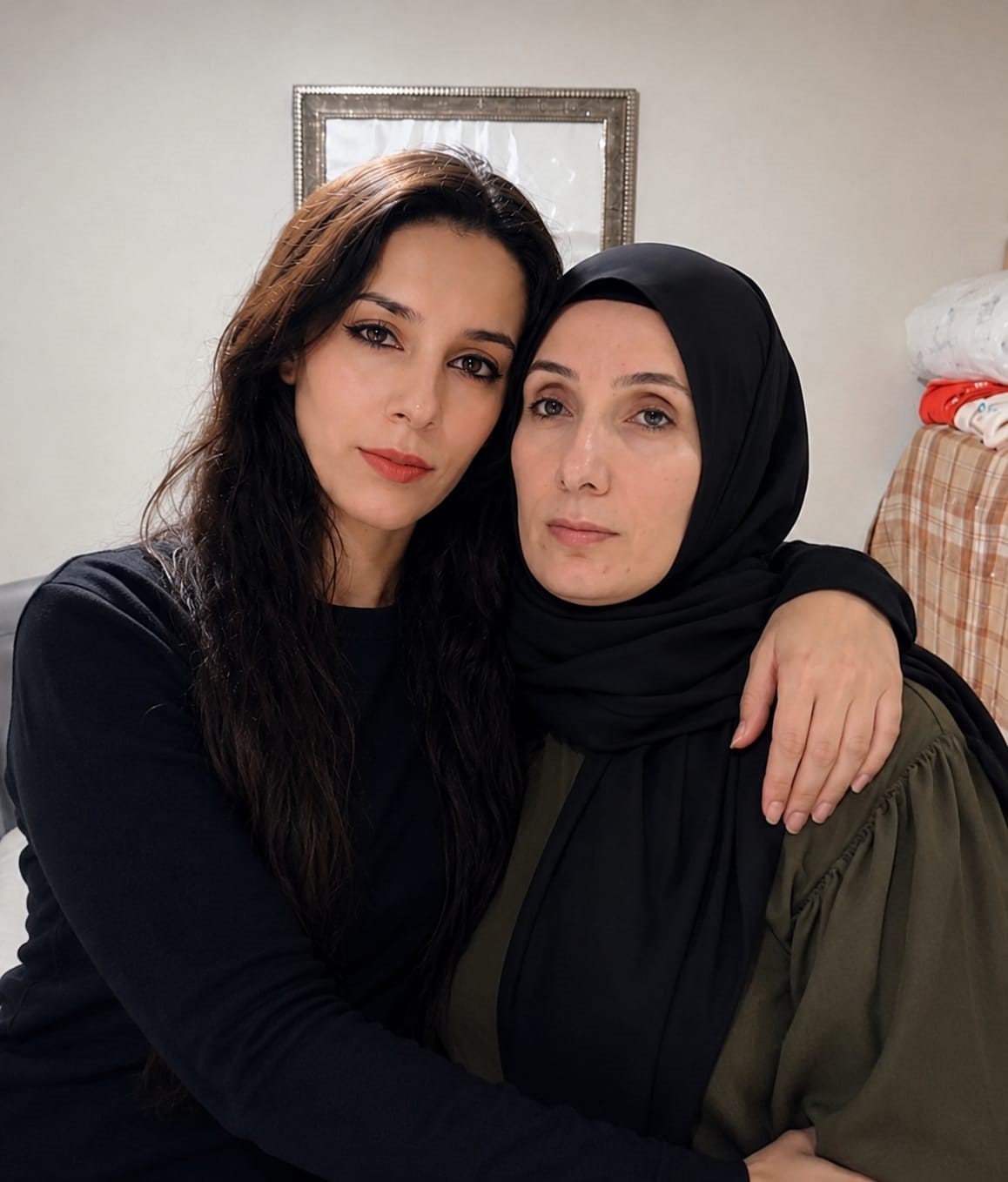 "Bana satır fotoğrafları gönderiyorlar" diyerek tehdit edildiğini söyledi: "Kardeşimi tandırda yaktılar, beni susturamayacaklar"