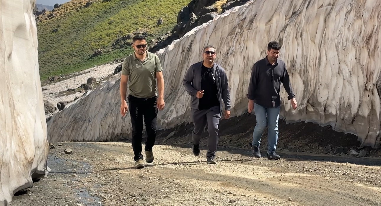 Yüksekova’da iki mevsim bir arada: Ağustos ayında metrelerce yükseklikteki kar tünelleri ziyaretcilerini ağırlıyor