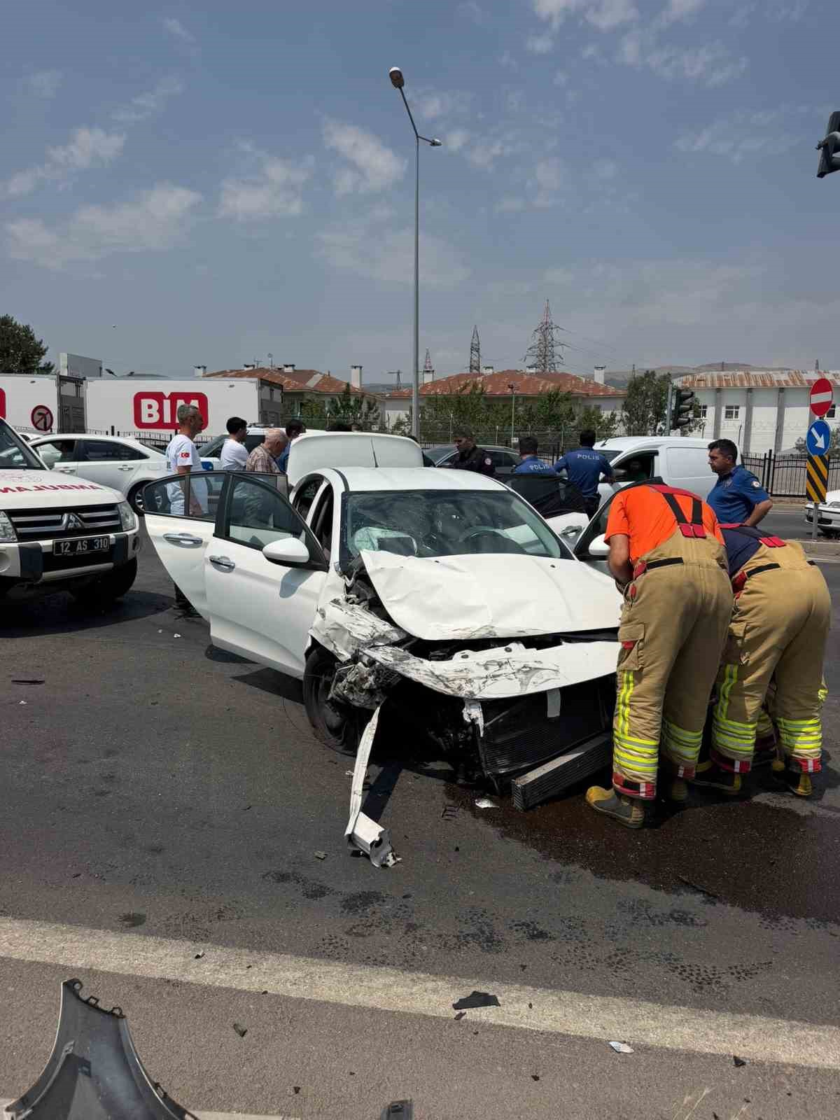 Bingöl’de trafik kazası: 3 yaralı