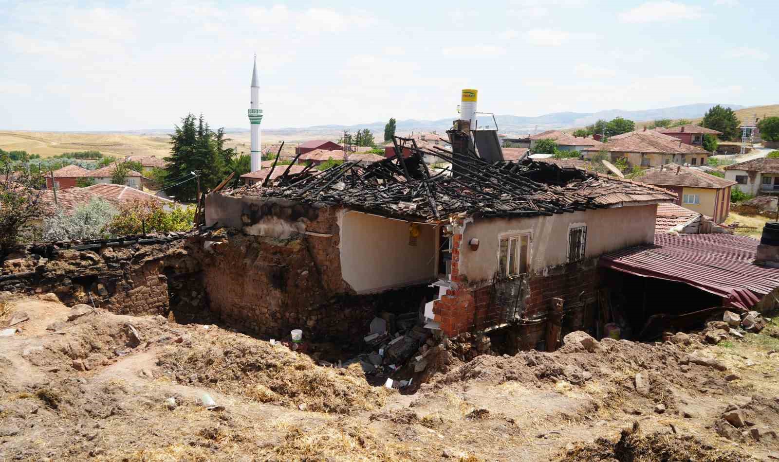 "Ağlama, canımıza bir şey olmadı" sözleri yüreklere dokunmuştu: Devlet yaşlı çifte sahip çıktı