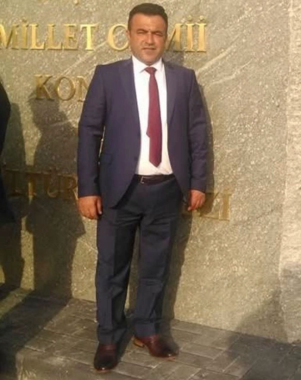 Devrilen traktörün altında kalan muhtar ağır yaralandı