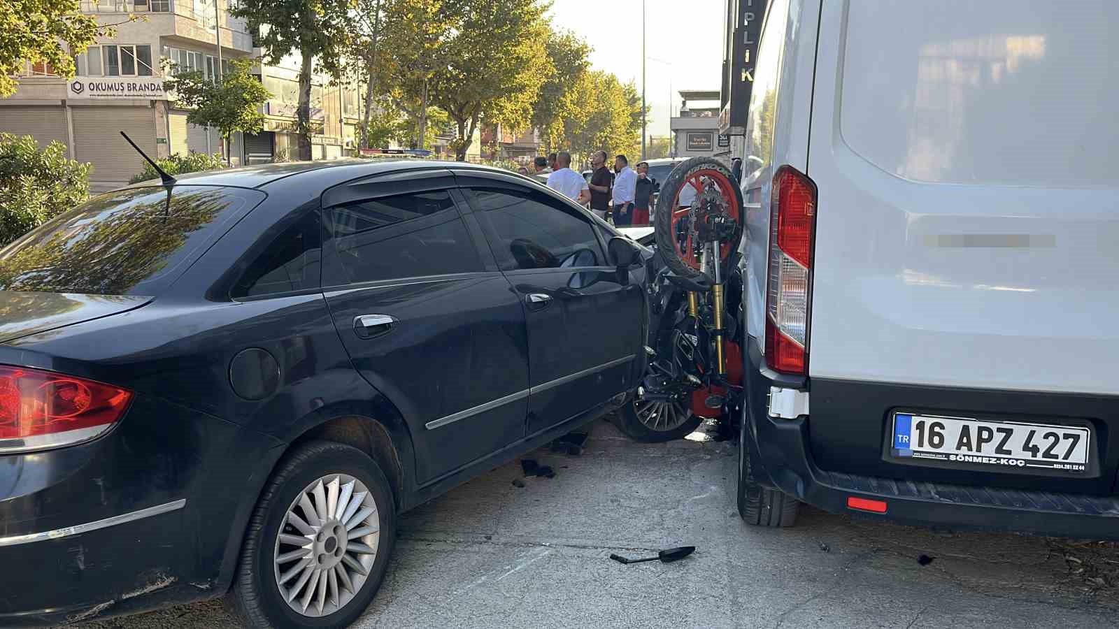 Otomobille çarpışan motosiklet iki araç arasında sıkıştı: 1 yaralı