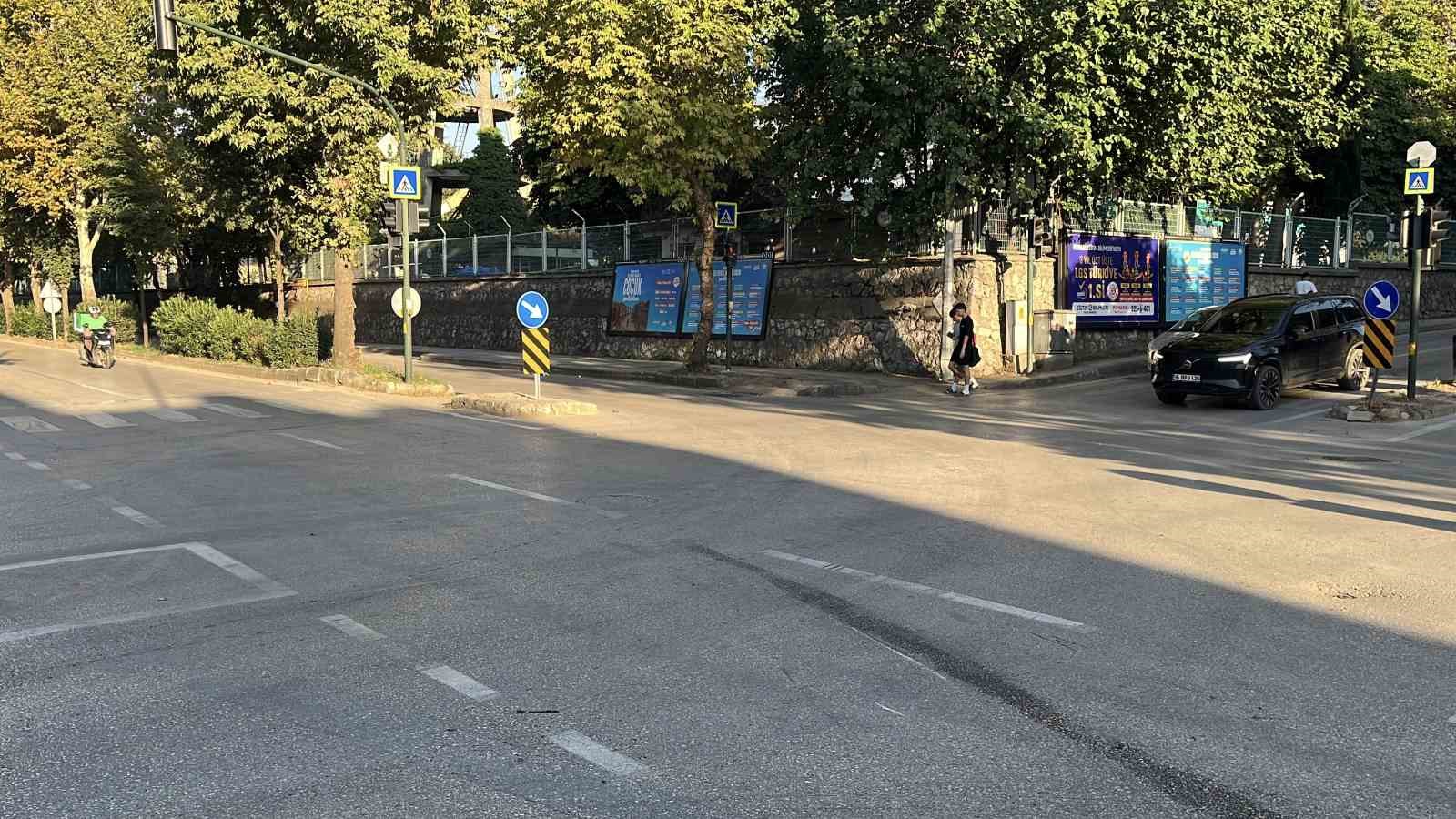 Otomobille çarpışan motosiklet iki araç arasında sıkıştı: 1 yaralı