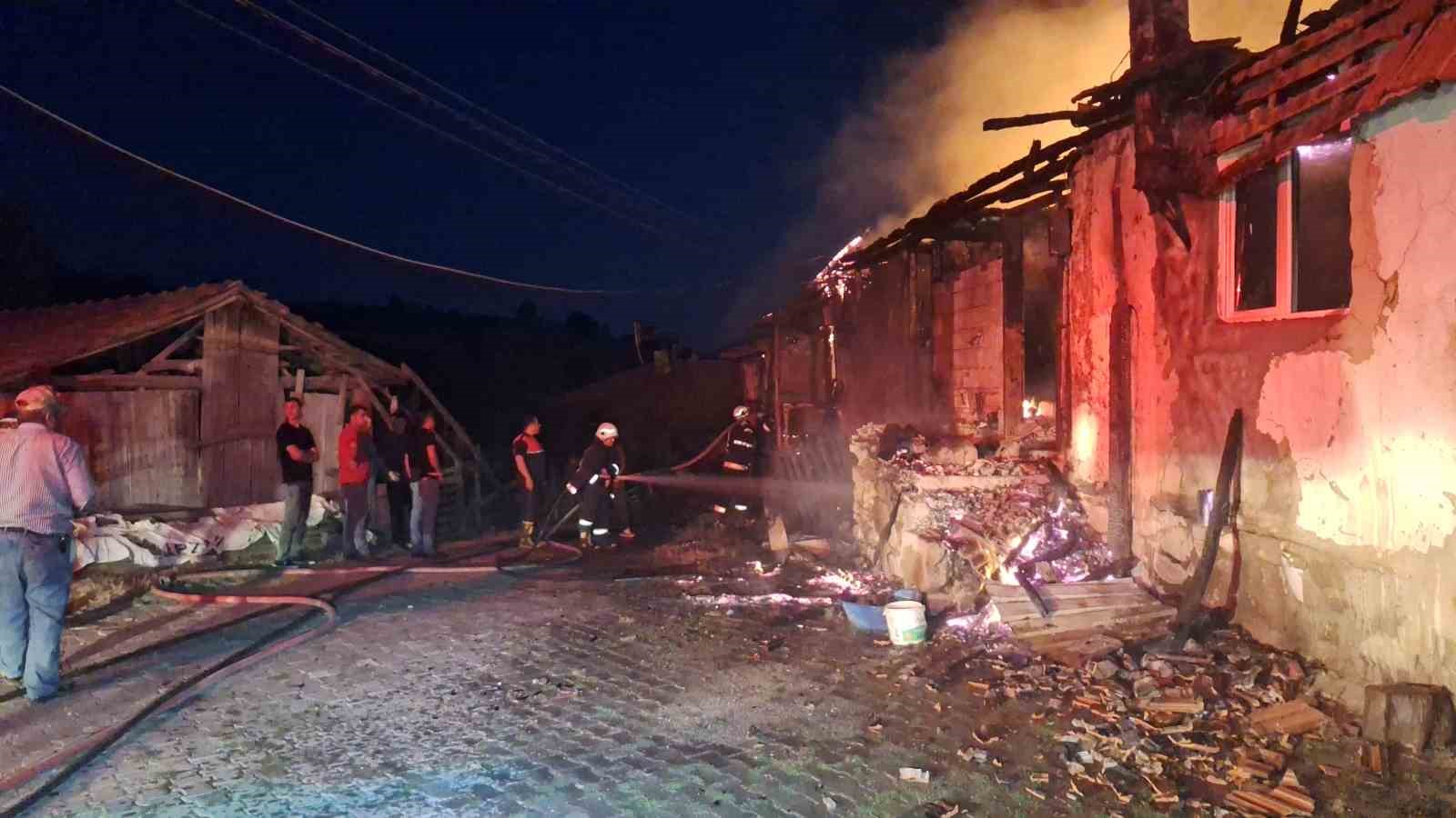 Çorum’da alevlere teslim olan iki ev küle döndü