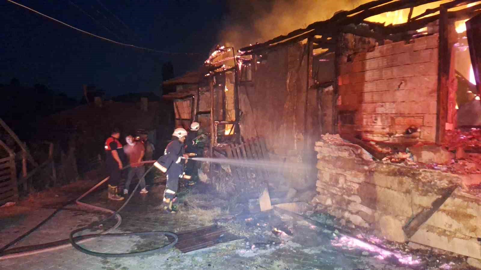 Çorum’da alevlere teslim olan iki ev küle döndü