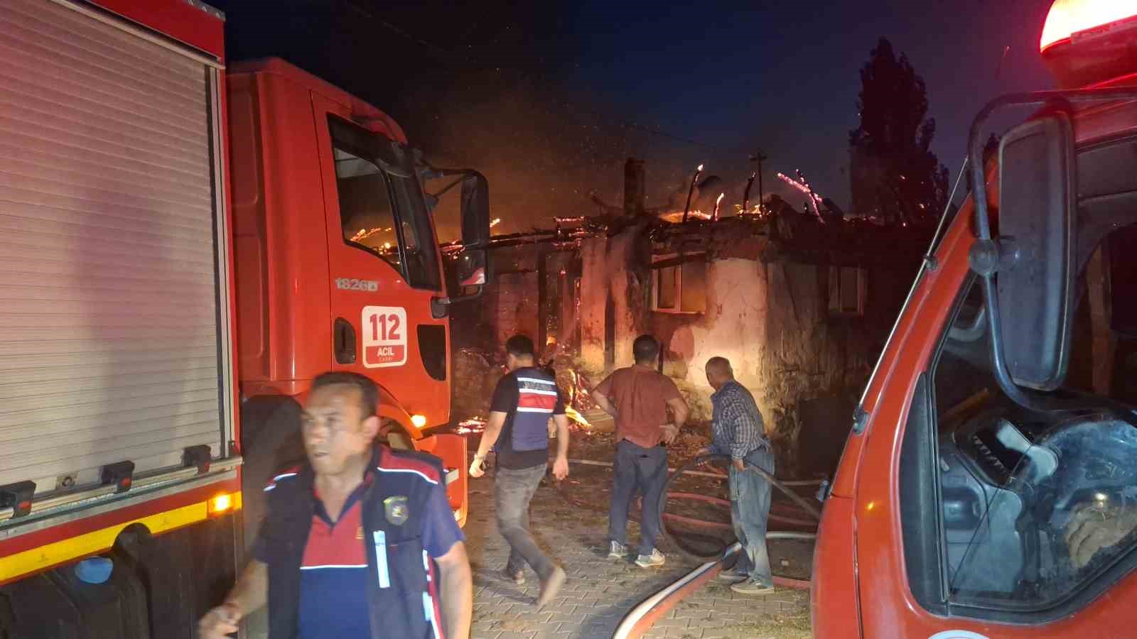 Çorum’da alevlere teslim olan iki ev küle döndü