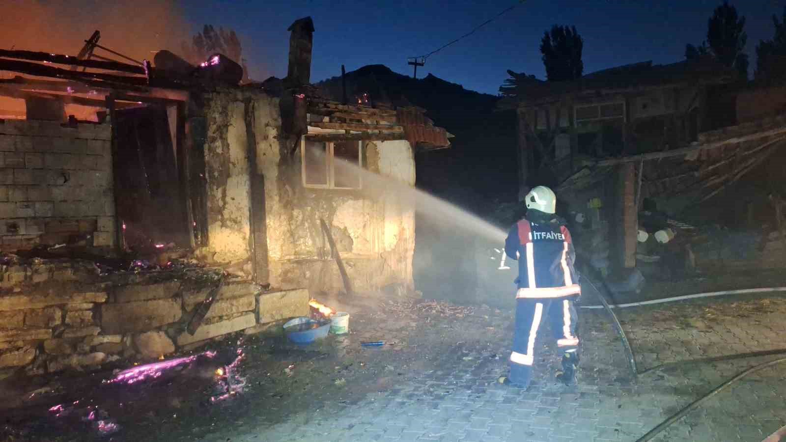 Çorum’da alevlere teslim olan iki ev küle döndü