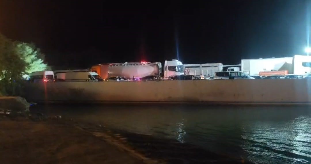 Elazığ-Pertek feribotunda motor arızası: İskeleye bir süre yanaşamadı