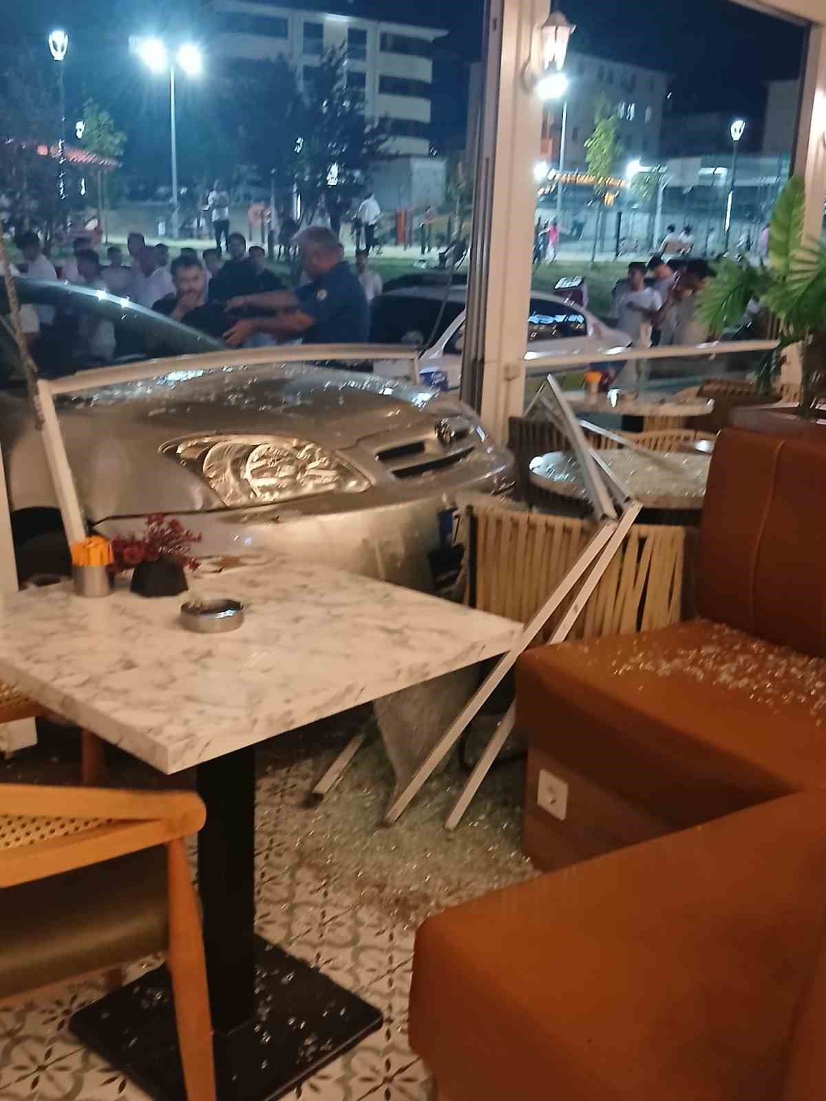 Karabük’te şoke eden kaza: Fren yerine gaza basınca kafeye girdi