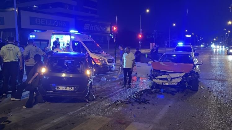 Bursa’da ters yöne giren otomobil kazaya karıştı: 7 yaralı
