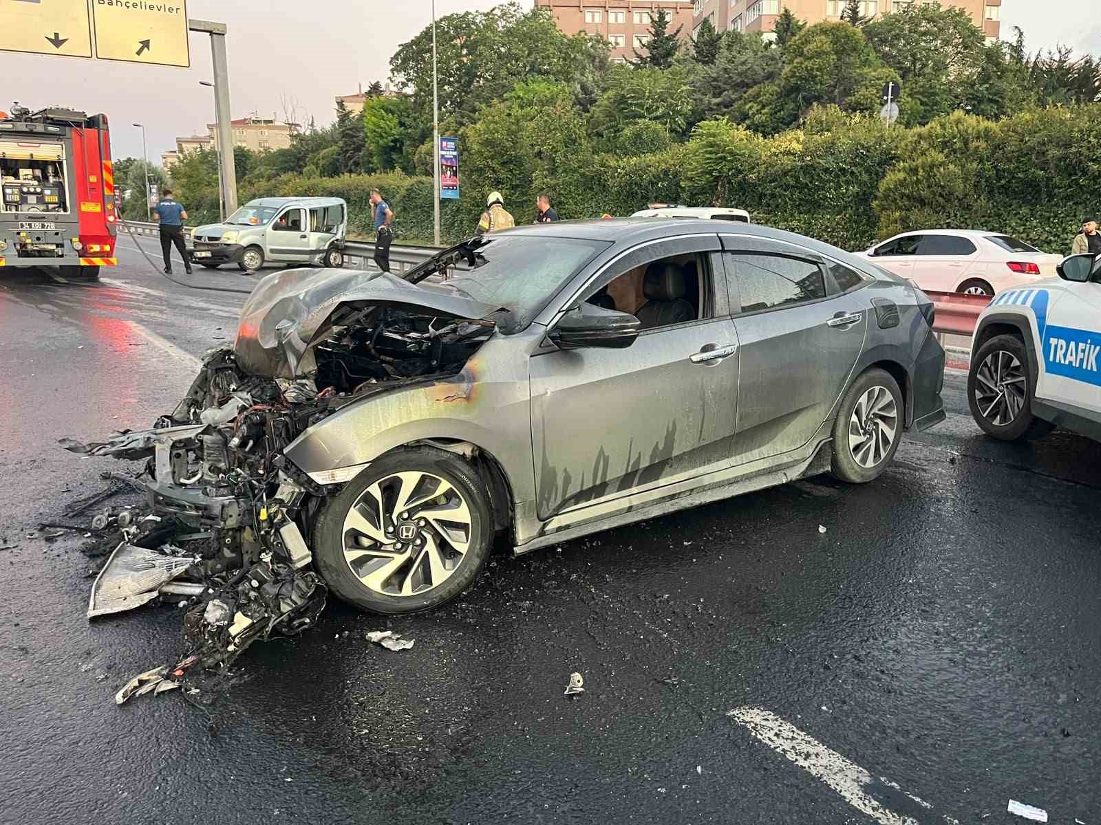 Bahçelievler E5’te kazaya karışan otomobil alev alev yandı