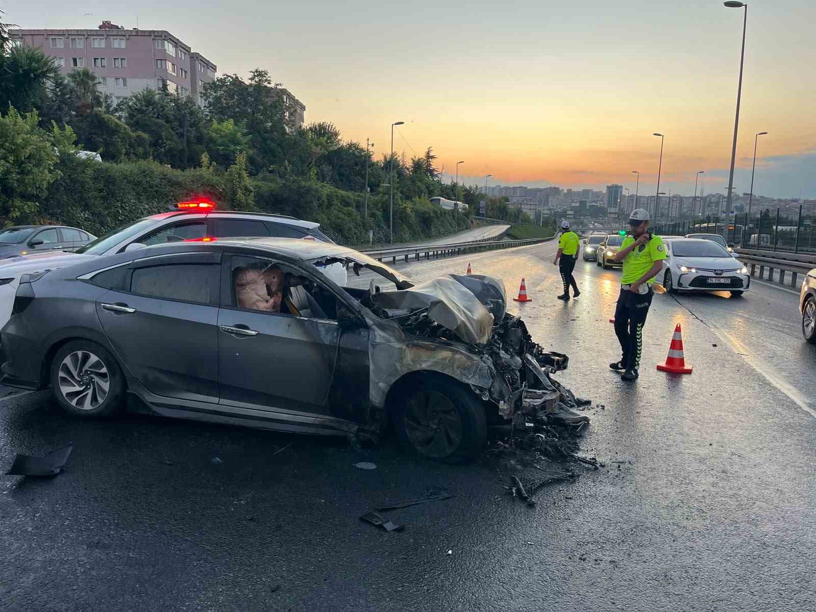 Bahçelievler E5’te kazaya karışan otomobil alev alev yandı