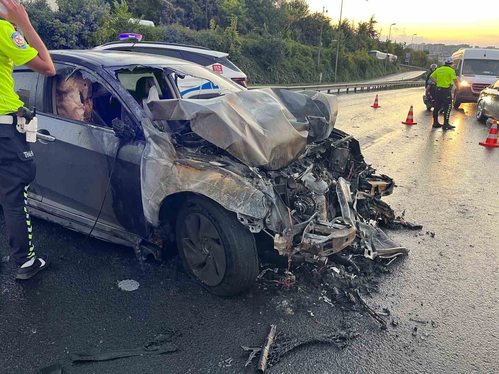 Bahçelievler E5’te kazaya karışan otomobil alev alev yandı