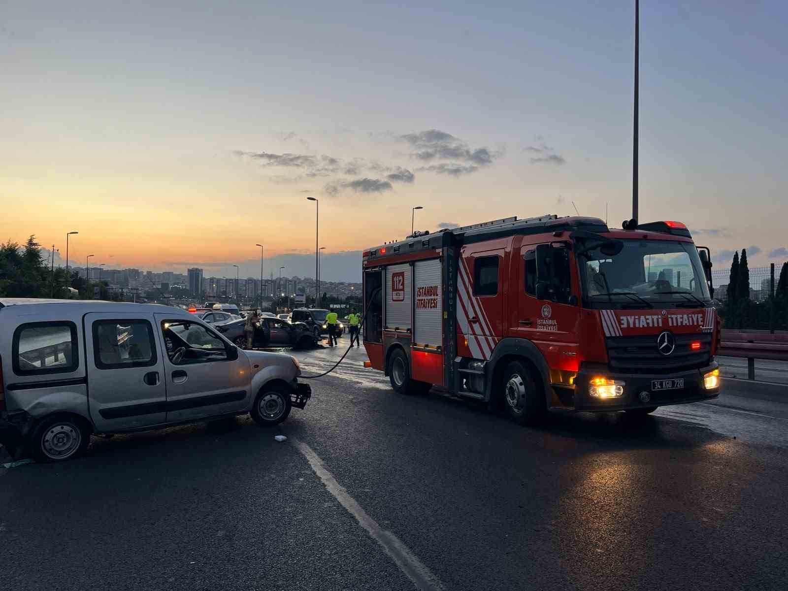 Bahçelievler E5’te kazaya karışan otomobil alev alev yandı