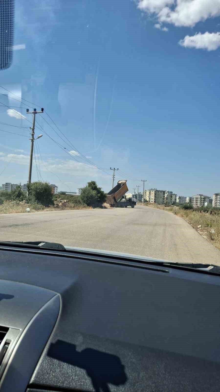 Kaçak moloz döktü, elektrik tellerini kopardı, yangına neden oldu