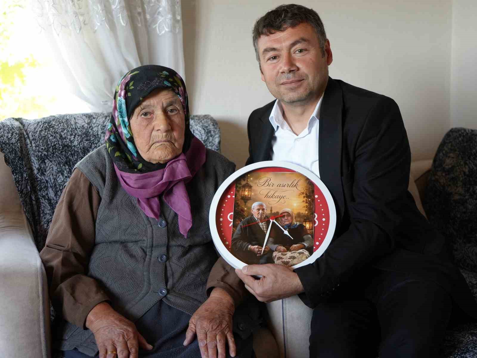 100 yaşına giren Atiye nineye, davullu zurnalı doğumgünü kutlaması