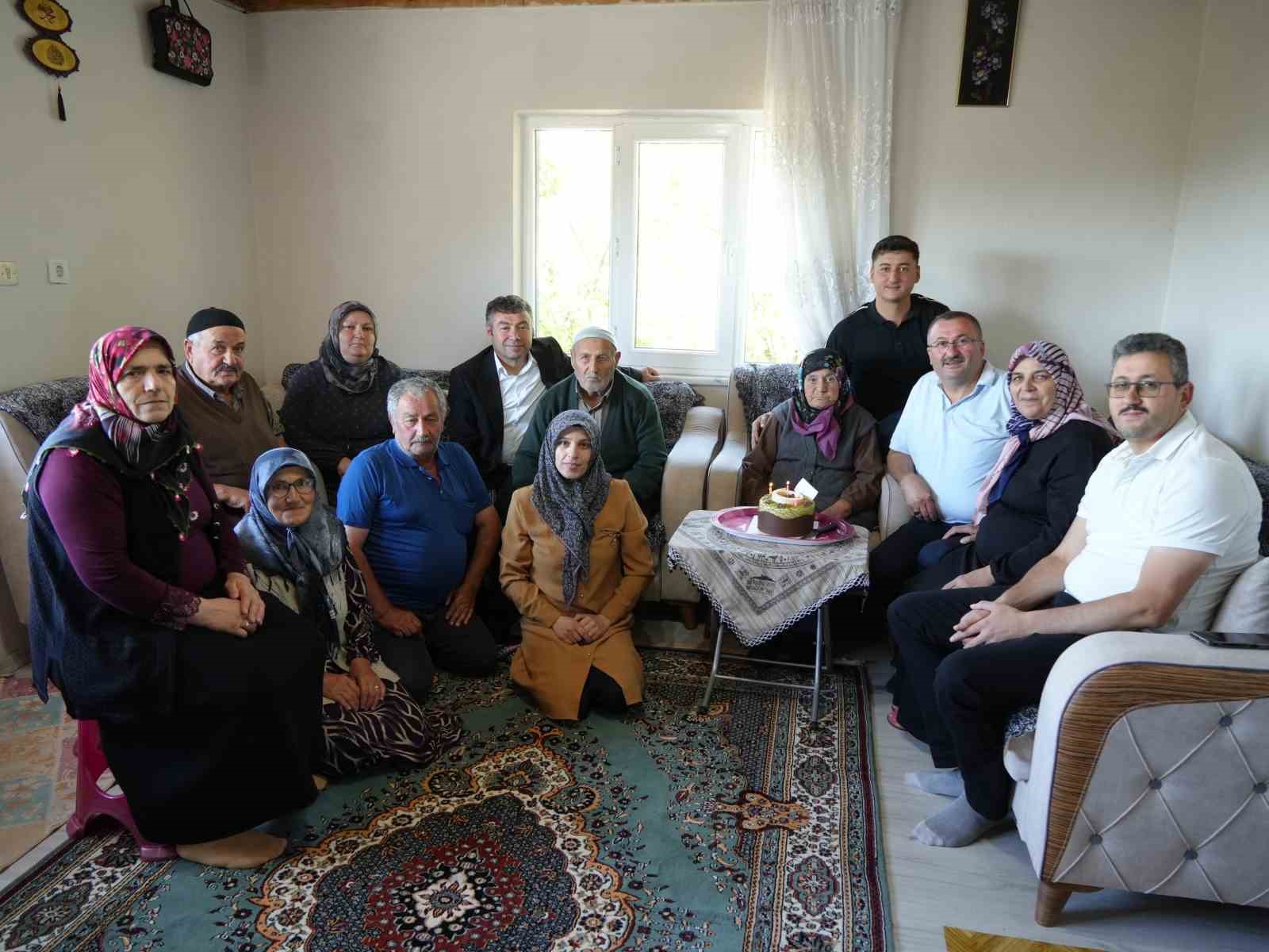 100 yaşına giren Atiye nineye, davullu zurnalı doğumgünü kutlaması