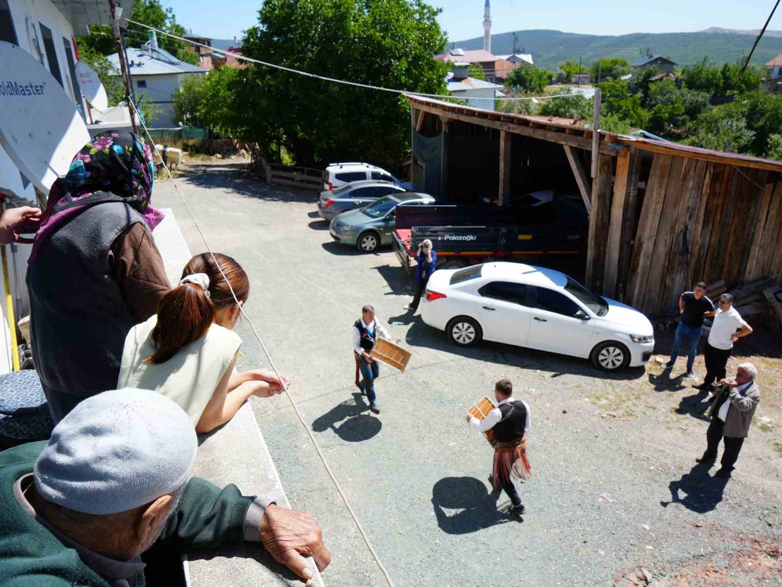 100 yaşına giren Atiye nineye, davullu zurnalı doğumgünü kutlaması