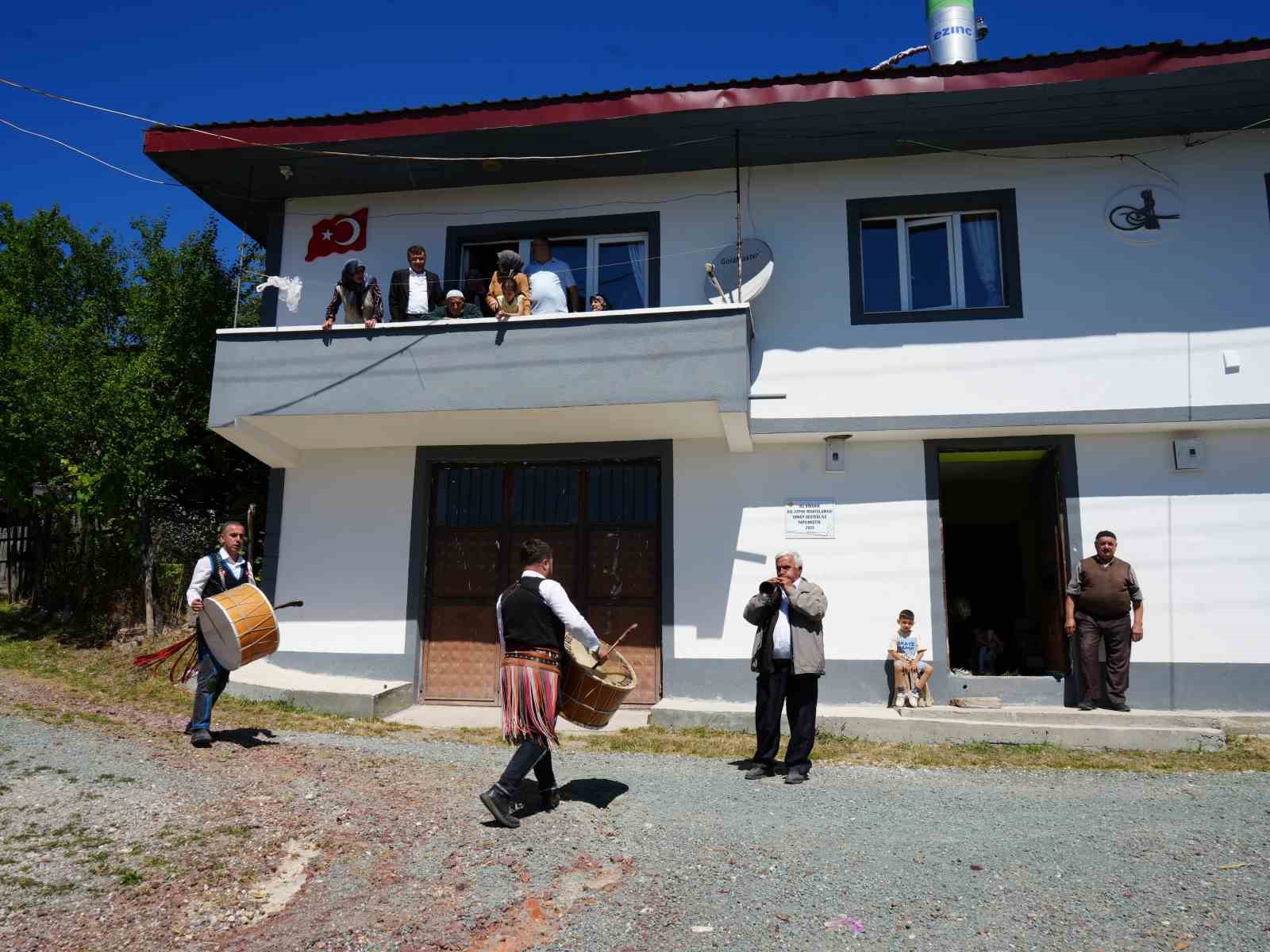100 yaşına giren Atiye nineye, davullu zurnalı doğumgünü kutlaması