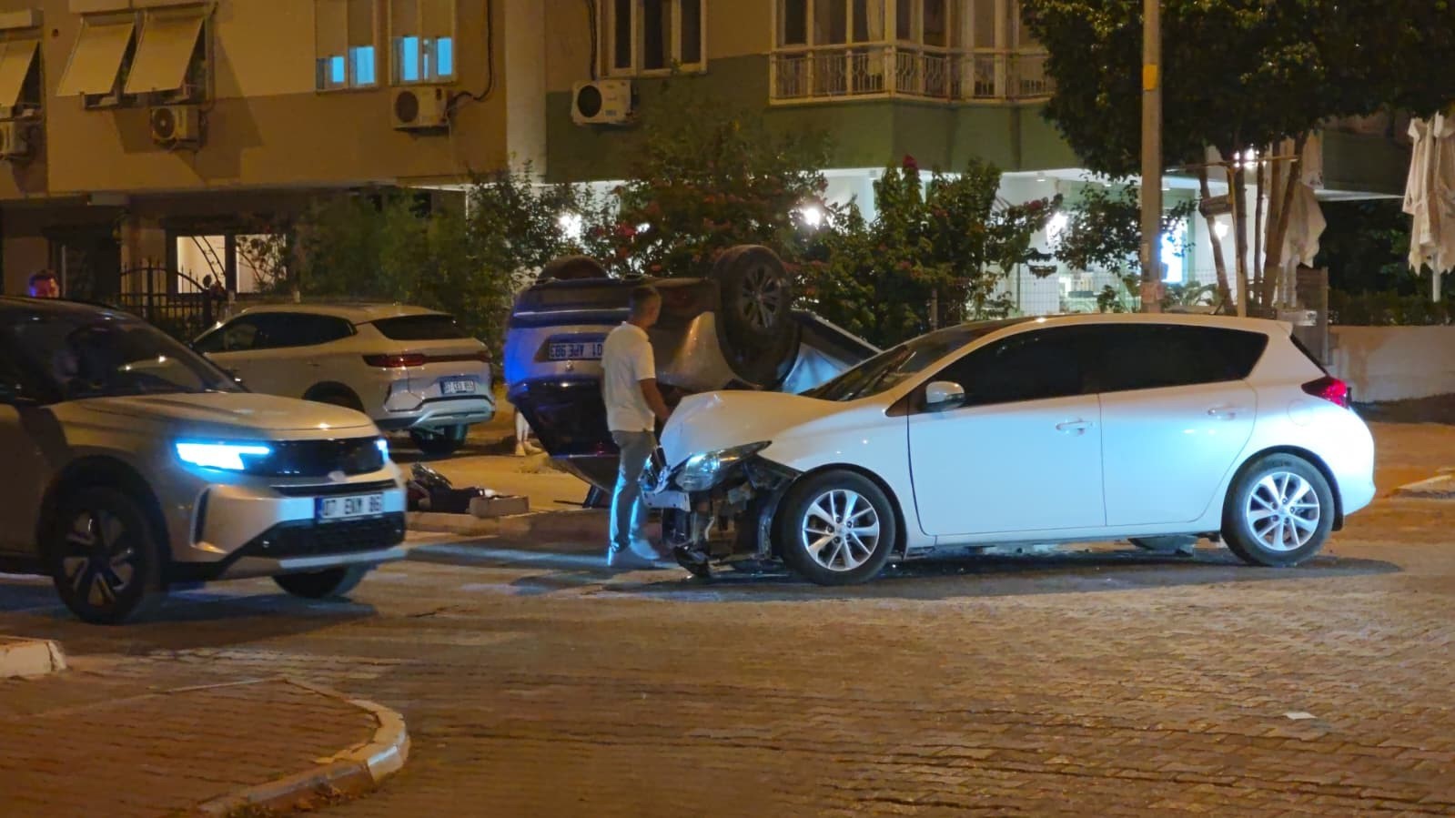 Çarpışmanın etkisiyle ters dönen otomobilden hafif yaralı çıktılar