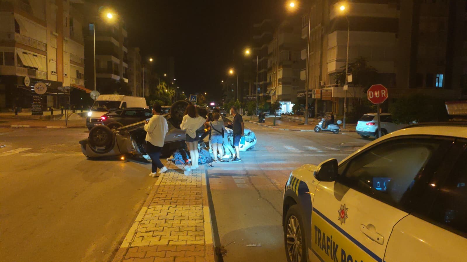 Çarpışmanın etkisiyle ters dönen otomobilden hafif yaralı çıktılar