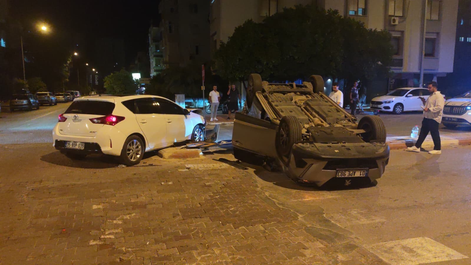 Çarpışmanın etkisiyle ters dönen otomobilden hafif yaralı çıktılar